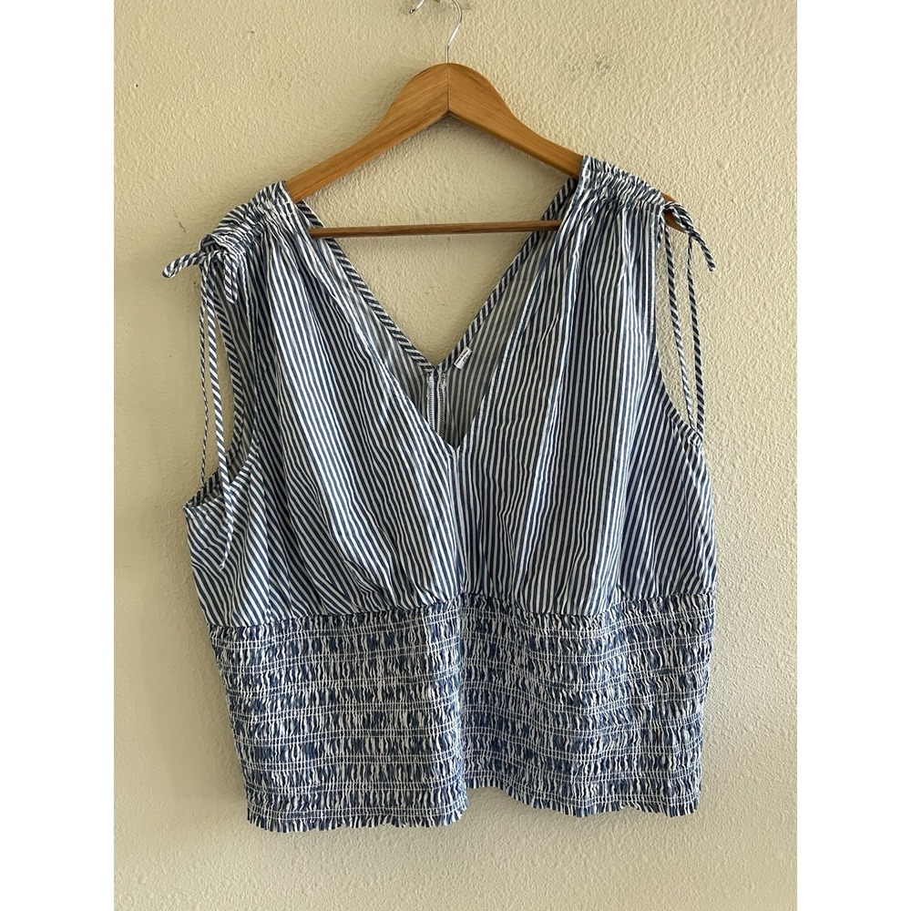 Old Navy Womans 2XL Sleeveless Blouse Smocked Blue Striped V Neck Preppy Coastal